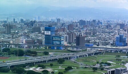 隨著年底買氣如倒吃甘蔗、加上新屋交屋處於高峰期挹注,預期今年全年買賣移轉可望順利站上30萬棟、上看30.5萬棟。圖∕本報資料照片