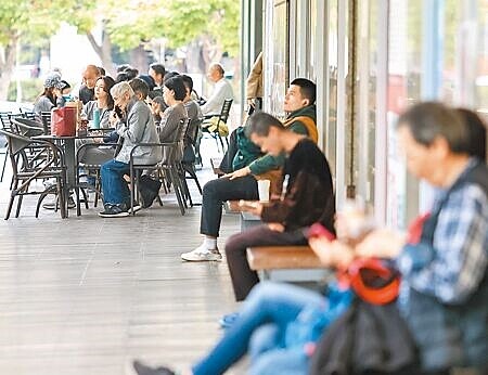 國家發展委員會27日發布11月份景氣對策信號綜合判斷分數為20分,較上月大幅增加4分,國發會表示,此次分數上揚、燈號轉換,主因是11月出口、批發業營業額轉呈正成長。圖為民眾逛街景象。(羅永銘攝)