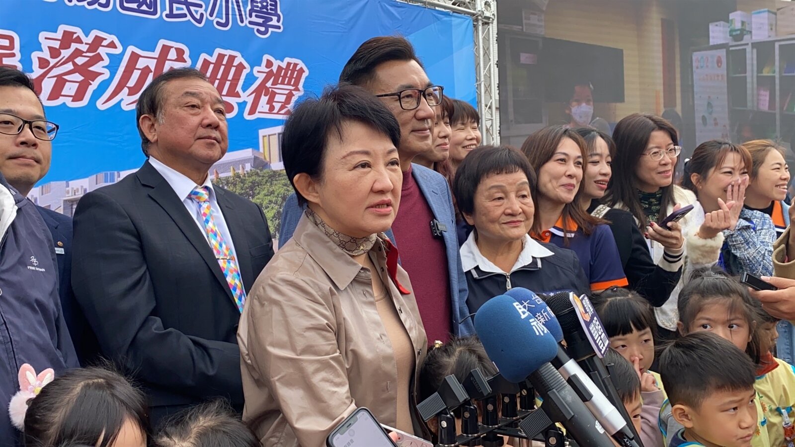 台積電將於中科二期擴廠。台中市長盧秀燕(左三)昨證實,台積電會將最先進製程放在台中,「可能是兩奈米以下」。記者林佩均/攝影