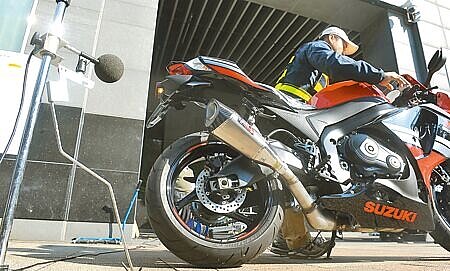 明年起改管需至監理單位登記,有一年緩衝期。圖為改裝車路邊攔檢檢測示範。(本報資料照片)