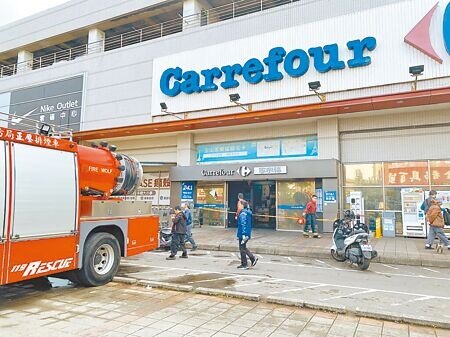 3名男子燒掉家樂福中原店,總經理王俊超27日受訪時說不會向3人求償,但家樂福事後緊急解釋,3人有刑責,後續保險也將追償。(本報資料照片)