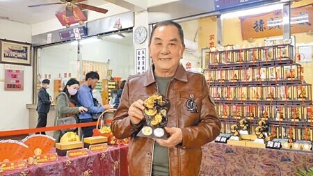 紫南宮龍年錢母27日曝光,紫南宮主委莊秋安指錢母是由國內知名龍雕塑家官勝彬設計,名為「龍抱風雨」。(曾雪蒨攝)