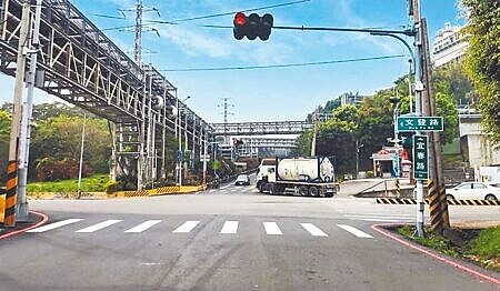 苗栗縣政府環保局在苗栗市宜春路畫設全縣第1處空氣品質維護區,從今年3月實施至今,已取締515輛未符合規範柴油大貨車、燃油機車,有效降低空氣汙染。(李京昇攝)