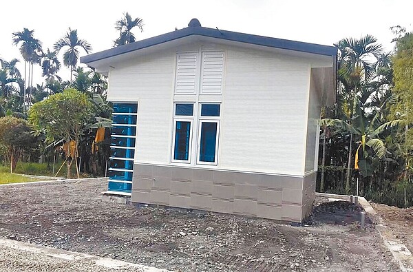 徐富癸妻子張靜玲拿出照片表示,對方口中的農舍,就是讓慢飛天使休息的資材室。圖/張靜玲提供