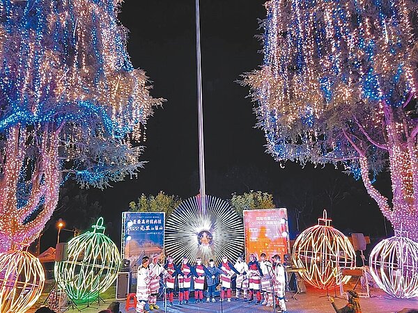 交通部觀光署參山國家風景區管理處27日指出,今年谷關、梨山雙主場31日同步舉行「歲末跨年晚會」,隔天並邀民眾一同在海拔1956公尺的梨山賓館前,迎接太陽在梨山山頭冉冉升起。(參山處提供/張妍溱台中傳真)