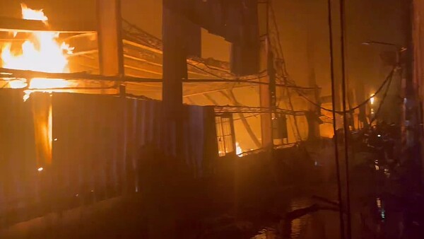 台北捷運蘆洲終端機廠旁,27日晚間發生鐵皮工廠大火,共4間廠房近千坪面積付之一炬,幸未傳出人員受傷。記者林昭彰/翻攝