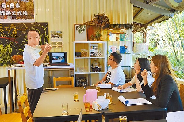 基隆市產發處明年1月1日起啟動青年創業補助新措施，補助徵件年齡下修為18歲即可申請，每案最高可得補助金20萬元，並提高青創貸款補貼免息額度至200萬元。圖為今年獲得市府補助的在地青農陳俊龍（左一），發展自家農場體驗。（基隆市產發處提供／徐佑昇基隆傳真）