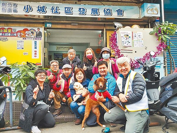 新店小城里長郭仁澤(前排右二)花費2個月時間,替全里1425戶居民做動物戶口普查,共完成調查1021戶,小城里成為新北市第一個實施動物戶口普查社區。(郭仁澤提供/高鈞麟新北傳真)