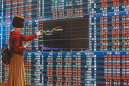 台北股市29日封關,能否收個萬八,成為台股投資人最關心話題。(本報資料照片)