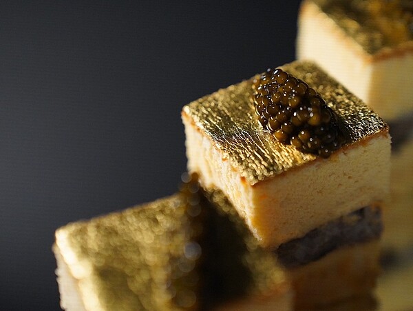 一口精品鹹蛋糕佐1克頂級魚子醬,《日錦製造所》攜手《皇籽匯》跨國聯名2024春節限量禮盒。圖/業者提供