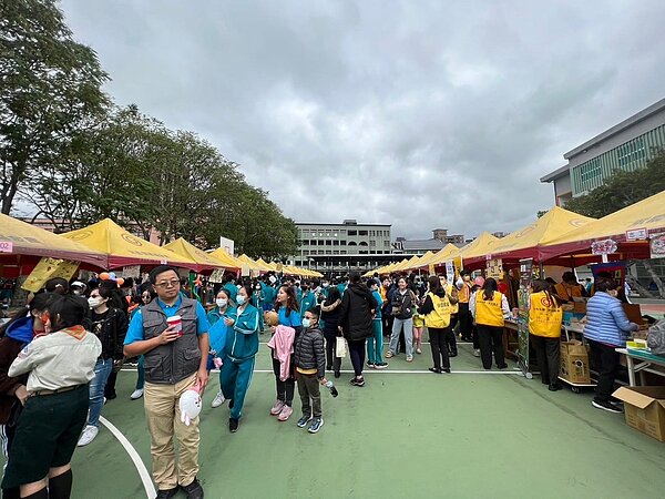 台北市內湖區康寧國小今年校慶主題「國際文化特色」,各班級學生精心裝扮異國風情服裝,吸引民眾目光。圖/今大條新聞