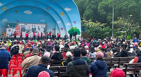 台北靈糧堂在萬華區青年公園舉行「萬華青年聖誕嘉年華社區園遊會」，吸引超過3000人參加。圖／永慶房屋提供