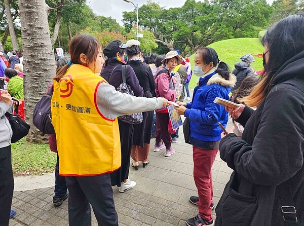 永慶房屋參與「萬華青年聖誕嘉年華社區園遊會」除了贊助活動帳篷外，提供面紙發送給現場參加民眾。圖／永慶房屋提供