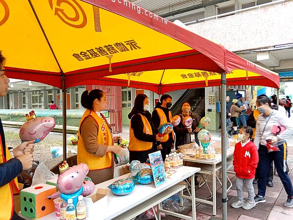 永慶房屋長期支援康寧國小活動,在校慶中贈送大小朋友造型氣球。圖/今大條新聞