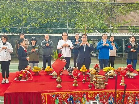 新北市捷運局28日舉辦「捷運汐東線要徑工程開工祈福典禮」,由新北市副市長劉和然(右四)主持,立委候選人國民黨廖先翔(右三)及民進黨賴品妤(右)難得同框。(王揚傑攝)