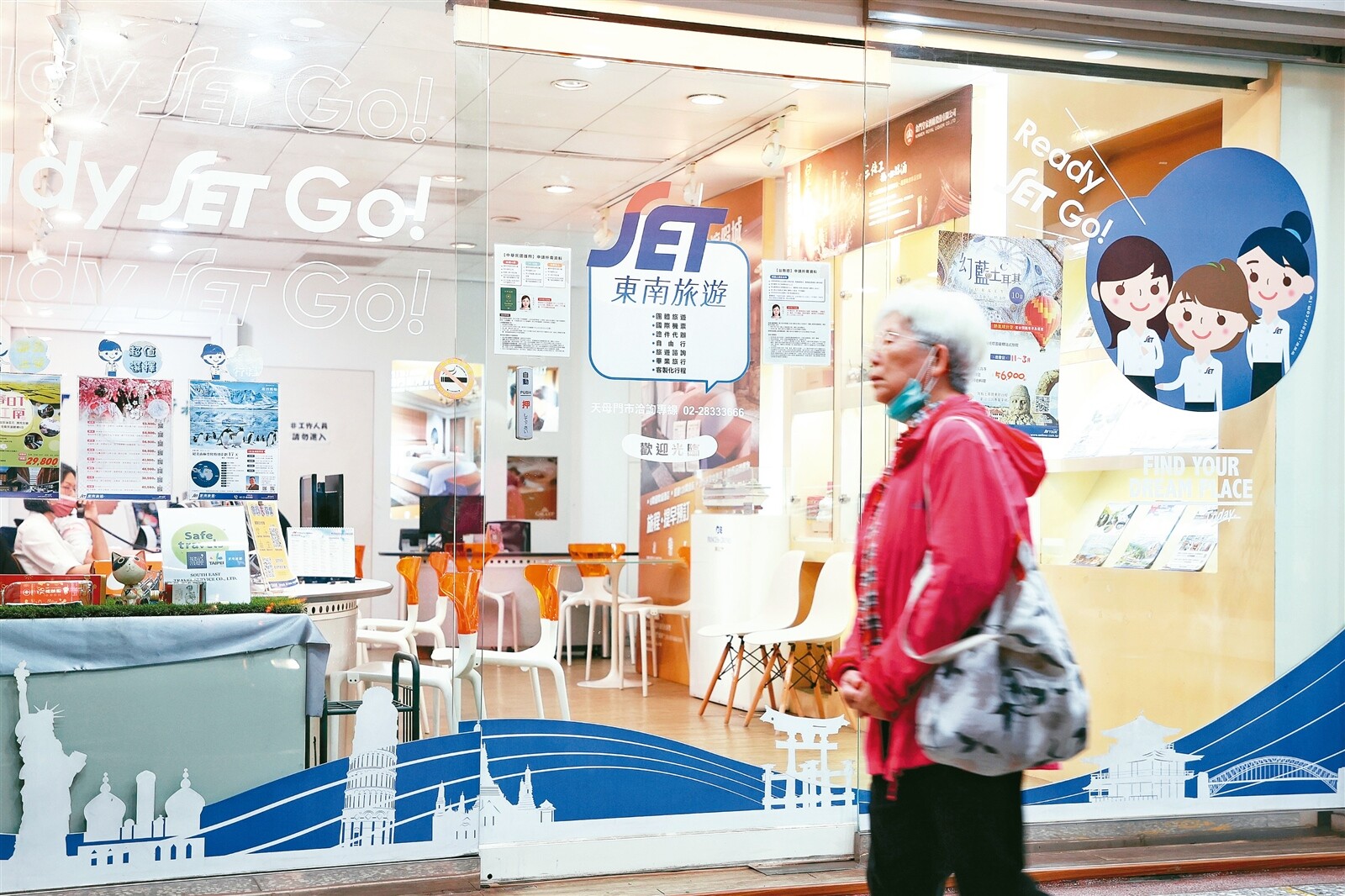 觀光署昨天宣布，明年起補助銀髮旅客每日最高五百元、身心障礙旅客每日最高一千五百元。記者林伯東／攝影 