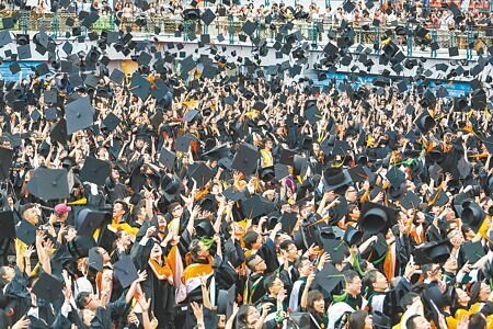 教育部28日公布112學年度大專校院新生註冊率,各學制合計共112班註冊率為零,其中包含52個碩博士班。圖為台灣大學畢業典禮。(本報資料照片)