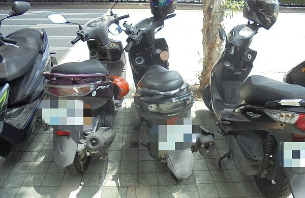 台中市曹姓騎士在去年間將機車停在台中高鐵外的人行道,因該處有廠商施工畫設的白線,讓曹誤認是停車區,曹打行政訴訟後獲撤銷罰單。記者陳宏睿/翻攝