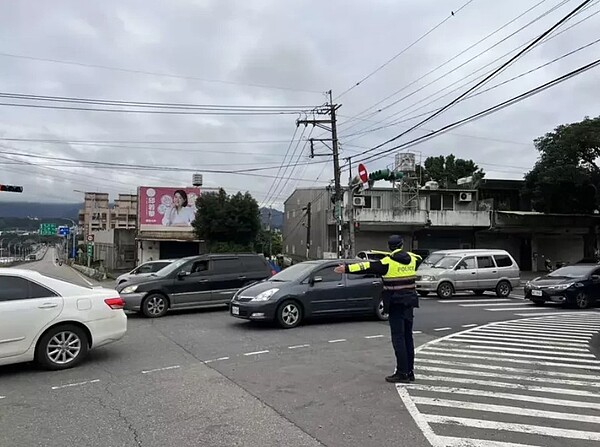 元旦3天連假即將到來，桃園大溪觀光景點眾多，大溪老街、復興角板山、北橫拉拉山等為著名觀光遊憩景點，警方預估大溪、復興區等聯外道路、交流道，出現大量返鄉及出遊人車潮，建議民眾可走替代道路。圖／大溪警分局提供
