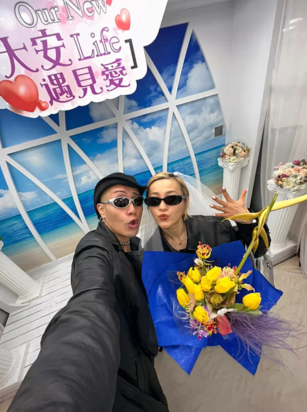 黃宣（左）和女友登記結婚。圖／讀者提供
