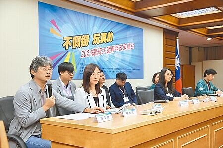 全台十多所大專院校與民間團體29日舉辦「不假掰 玩真的」大選擂台賽，邀請藍、綠、白三陣營代表針對青年政策議題，進行公開辯論。（張鎧乙攝）