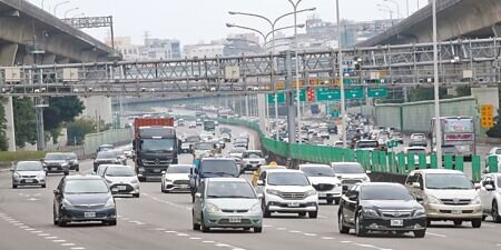 元旦連假30日起展開，交通部高速公路局表示，今日是國道交通量最大的1天，有9處易塞路段需留意。（本報資料照片）