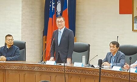 台北市副市長李四川(中)29日表示,要徹底解決內科交通問題,必須得靠捷運東環段興建完成,而在施工期間會迎來交通黑暗期,目前規畫開設每天定時巡迴的「遊園車」,讓企業員工們減少開車。(丁上程攝)