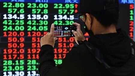 國際資金2023年轉為買超台股2,755億元,終結連三年「賣台」。圖∕顏謙隆