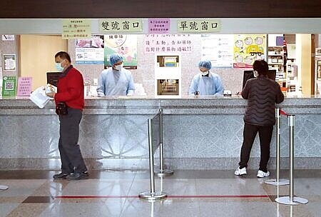 繼28日保誠人壽開出第一槍宣布停售後,29日一天內就有三家壽險跟進停售實支實付醫療險。圖∕本報資料照片