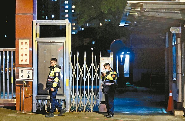 新北國中生在校園被殺案震驚社會,案發後傳出有多名男子到學校對面的早餐店,向往來學生叫囂,警方除趕往驅離,也一度派警力駐守校園門口。記者許正宏/攝影