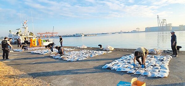 海巡署北門查緝隊29日宣布破獲海上大宗走私大麻案,查獲破噸重的海上走私大麻,專案人員將大麻全部查扣,帶回高雄市興達港清點。(海巡署提供/程炳璋台南傳真)