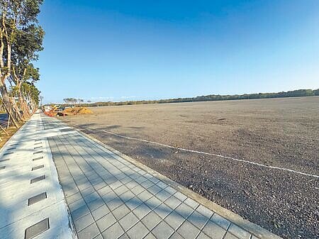 因應台灣燈會明年2月在台南登場，高鐵、安平兩大燈區單日將湧入40萬人次，市府交通局已規畫闢建臨時停車場。圖為高鐵燈區旁臨時停車場，占地26公頃，可提供逾5000輛汽車、1萬輛機車停放。（曹婷婷攝）