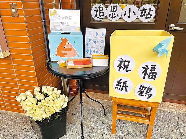 新北市某國中發生少年持彈簧刀刺死男同學案件,學校29日設立追思小站提供校內同學折紙鶴、寫卡片追悼男同學。圖/民眾提供