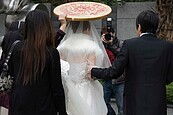 爸媽贊助買房卻每個月都來住　老婆氣翻他不解…過來人嘆：是種隱形壓力