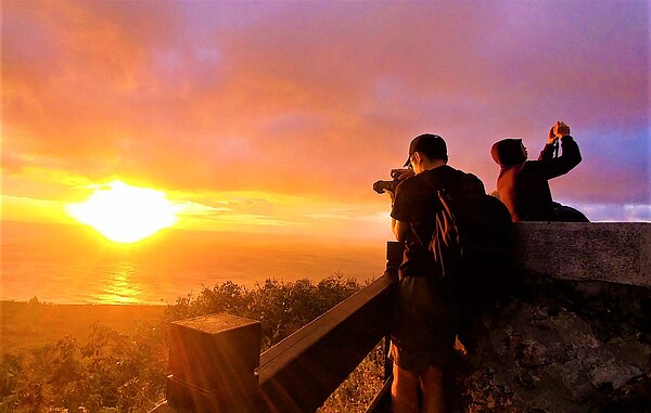 2024年即將來臨,氣象署公布「跨年日沒日出時刻」,提醒觀賞夕陽或日出的民眾,提早10至20分鐘前往景點,並注意保暖。本報資料照片