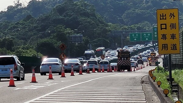 公路局表示，今天銜接國道快速公路、主要城際道路及觀光景點周邊道路等16路段易壅塞。示意圖。本報資料照片 