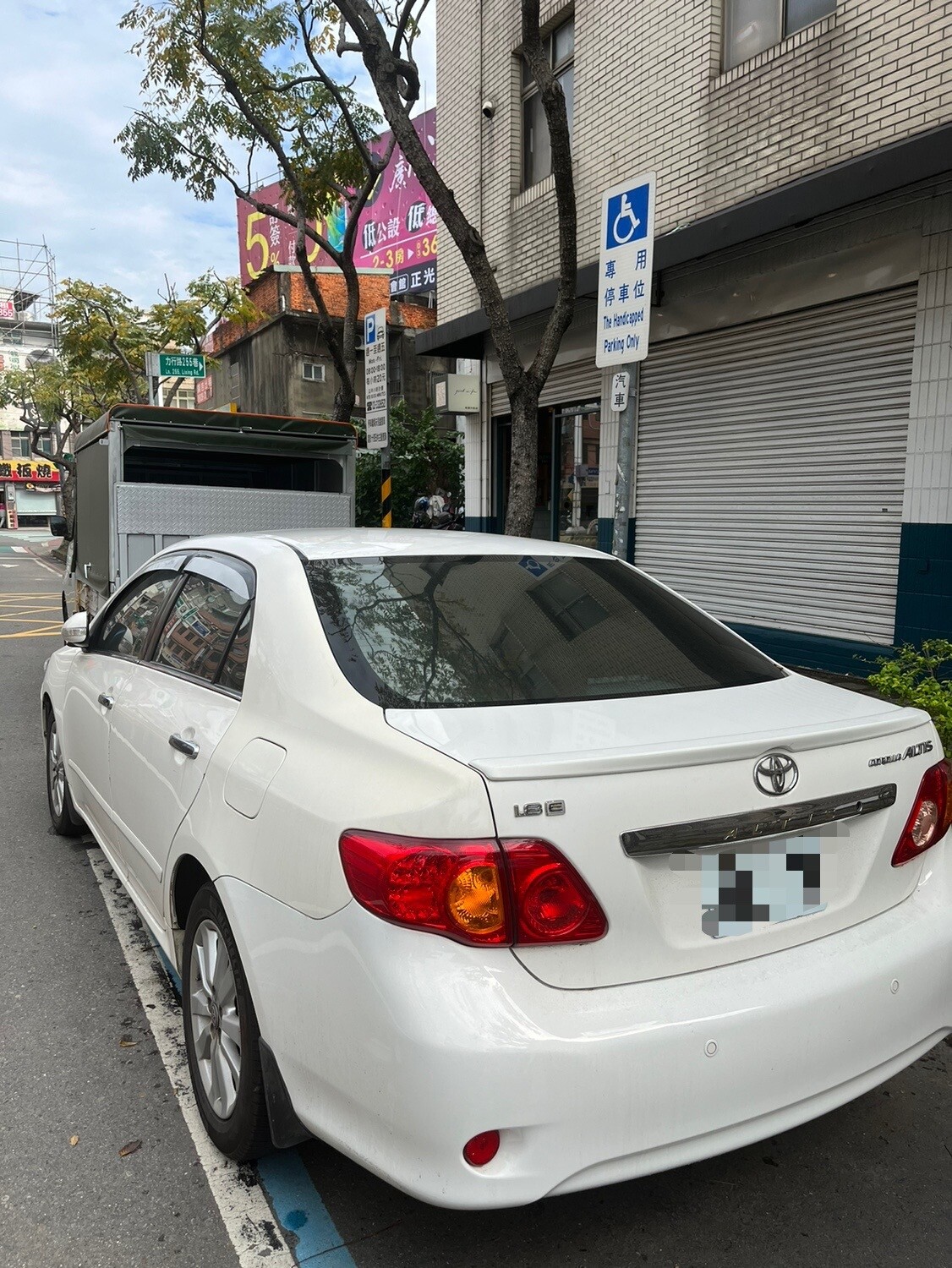 桃園市路邊身心障礙停車格常遭一般車輛占用，為了改善，交通局與路邊停車格收費委外廠商合作，計費員明年起加入告發違規行列（示意圖）。記者陳俊智／攝影 