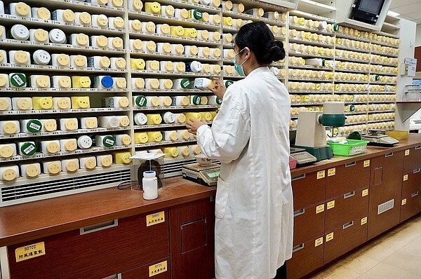 安南醫院中醫部部主任黃千甄推薦「補覺、食補」2招有助減少熬夜傷害,依個別身體狀況提供改善方法。圖/黃千甄提供