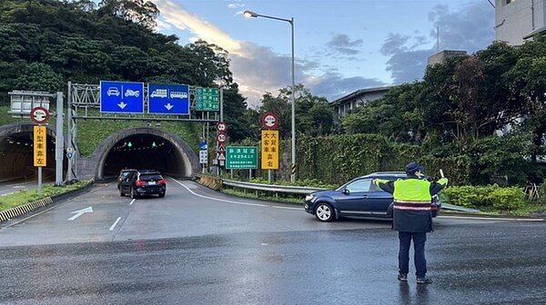 蘇花改今上午6時起湧現南下車潮,9點已回堵約3公里。圖/警方提供