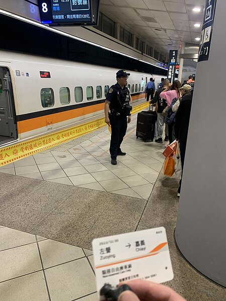 高鐵左營站列車廁所上午傳出遭人放置疑似爆裂物,警方揭只是腐爛水果的垃圾,烏龍一場。圖/記者石秀華翻攝