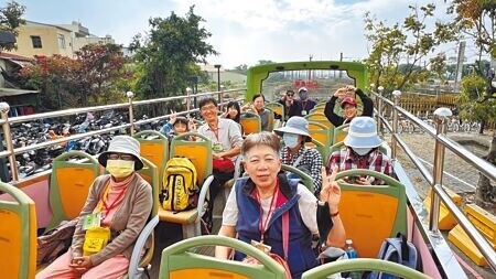 
府城客運的雙層巴士過去行駛於台南市區，經台南市政府觀旅局策畫，延伸到溪北地區，30日在後壁區上路，吸引遊客嘗鮮。（張毓翎攝）
