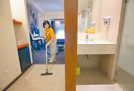 疫情解封後餐飲旅宿業卻嚴重缺工,業者期盼政府設法解決問題。圖為飯店工作人員正在整理客房。(本報資料照片)