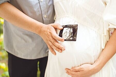 醫師建議,懷孕期間應穩定血糖,攝取適量的碳水化合物,讓媽媽寶寶都健康。(鄭郁蓁攝)