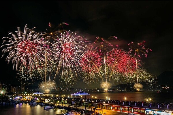 新北市政府舉辦的「閃耀新北-圈起1314跨河煙火」系列活動將於31日晚間在淡水、八里兩岸熱鬧登場。圖/新北市文化局提供