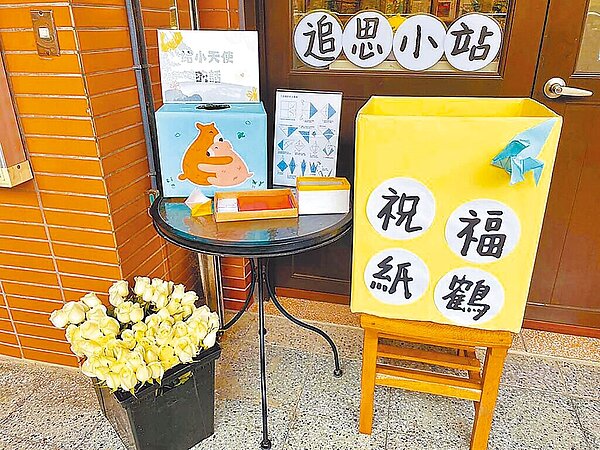 新北市某國中日前發生少年持彈簧刀刺死國三同學案,學校29日設立追思小站提供校內同學折紙鶴、寫卡片追悼男同學,30日並稱擬頒發畢業證書給被害學生。圖/民眾提供