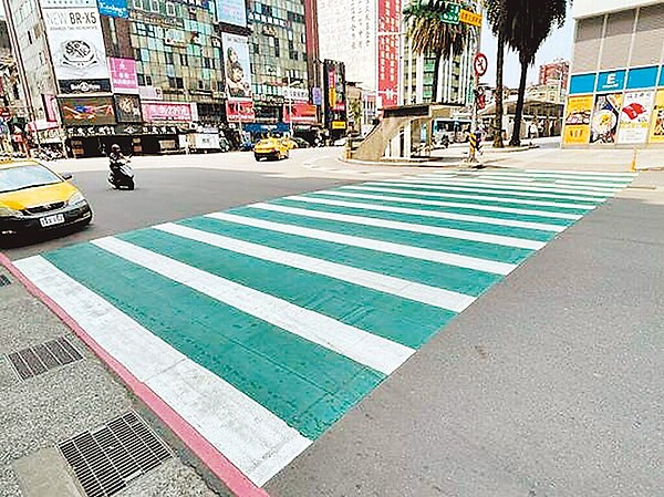 基隆市畫設「綠斑馬」、「行人早開時相」奏效,行人交通事故數較去年同期減少24%、死傷數減20%。圖/基隆市交通處提供