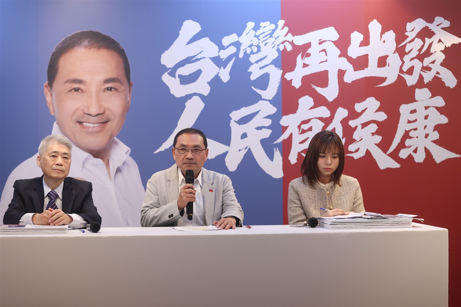 綠營持續攻擊國民黨總統候選人侯友宜家族房產議題，包括侯夫人任美鈴也被攻擊其家族在新莊獵地。侯友宜今偕同律師陳佳瑤、發言人李利貞上火線，澄清新莊獵地質疑。侯也坦言，他心情沈重，他一輩子房子只有一間。記者葉信菉／攝影 