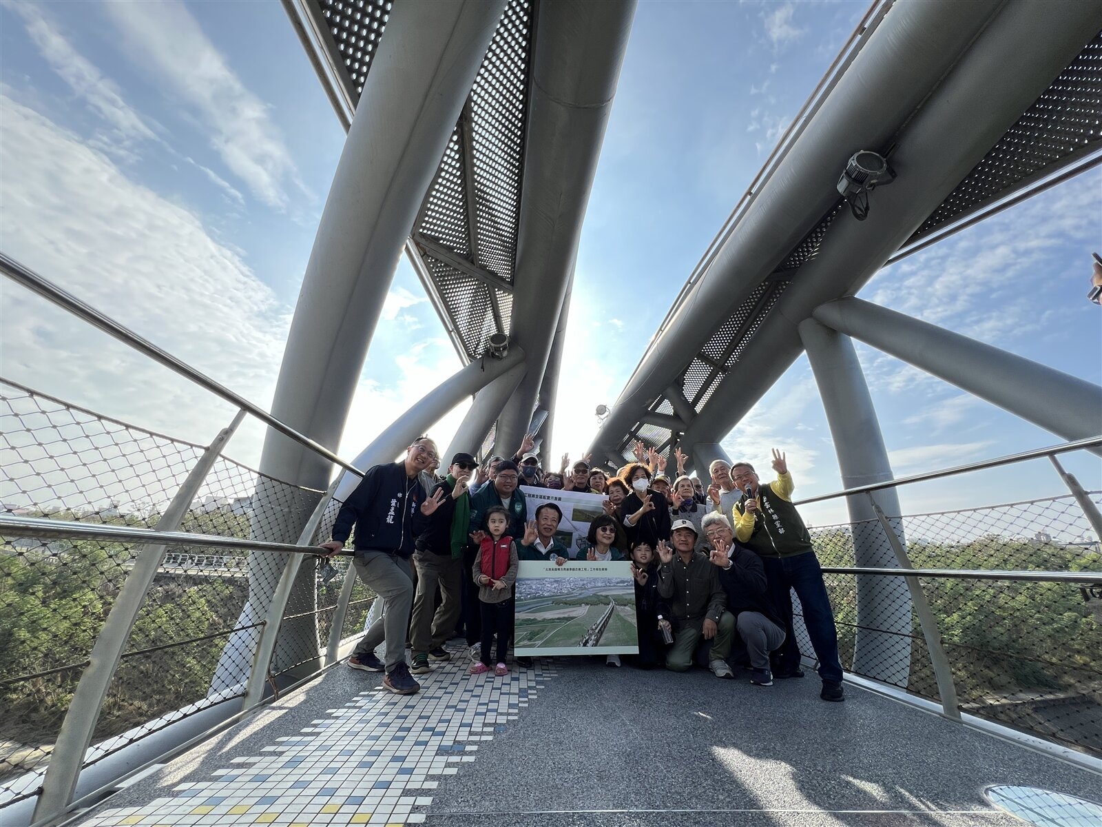 民進黨雲林縣第一選區立委候選人蘇治芬(前右四)今天下午與嘉義縣長翁章梁(前左四)等雲嘉2縣多名鄉親和文史工作者登上北港女兒橋現勘二期工程進度。記者陳苡葳/攝影