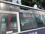 起重機收吊臂砸碎對向公車窗　北市府最重開罰30萬