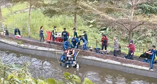 苗栗縣卓蘭鎮一處農場30日傳出父子溺水意外,消防人員趕到現場救援。圖/苗栗縣消防局提供